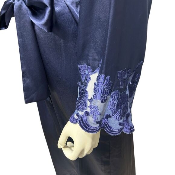 Natori Classics Navy Blue Satin Robe with Pockets Embroidered Cuffs Size Medium - Picture 4 of 12
